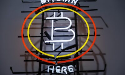 Painel luminoso mostrando que o Bitcoin está acessível em uma loja em Praga, na República Tcheca (Milan Jaros/Bloomberg)