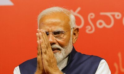 Líder indiano, Narendra Modi, saúda na sede do Partido Bharatiya Janata (BJP) em Nova Delhi, Índia, 4 de junho de 2024. REUTERS/Adnan Abidi