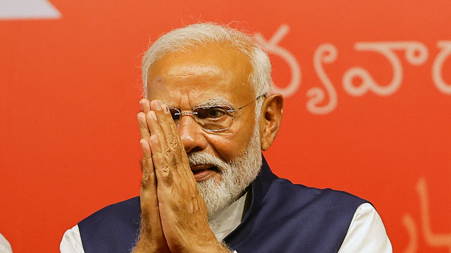 Líder indiano, Narendra Modi, saúda na sede do Partido Bharatiya Janata (BJP) em Nova Delhi, Índia, 4 de junho de 2024. REUTERS/Adnan Abidi