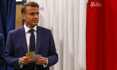 Emmanuel Macron votando no Parlamento Europeu em Le Touquet, em 9 de junho (Hannah McKay/AFP/Getty Images)