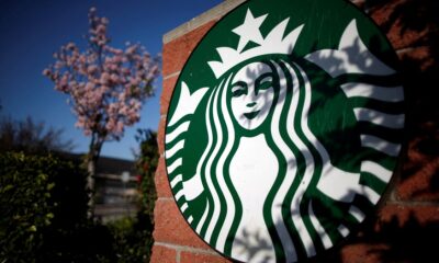 Insígnia da Starbucks em um estabelecimento em Los Angeles, EUA (REUTERS/Lucy Nicholson)