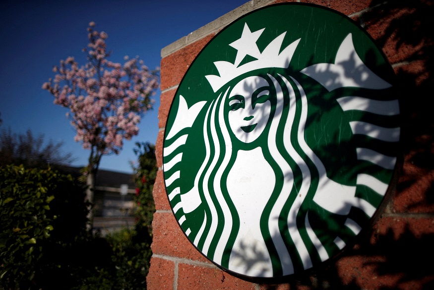 Insígnia da Starbucks em um estabelecimento em Los Angeles, EUA (REUTERS/Lucy Nicholson)