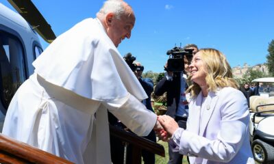 A chefe de governo italiana, Giorgia Meloni, saúda o Papa Francisco durante sua presença na Cúpula do G7, na Itália (Mídia do Vaticano)