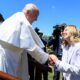 A chefe de governo italiana, Giorgia Meloni, saúda o Papa Francisco durante sua presença na Cúpula do G7, na Itália (Mídia do Vaticano)