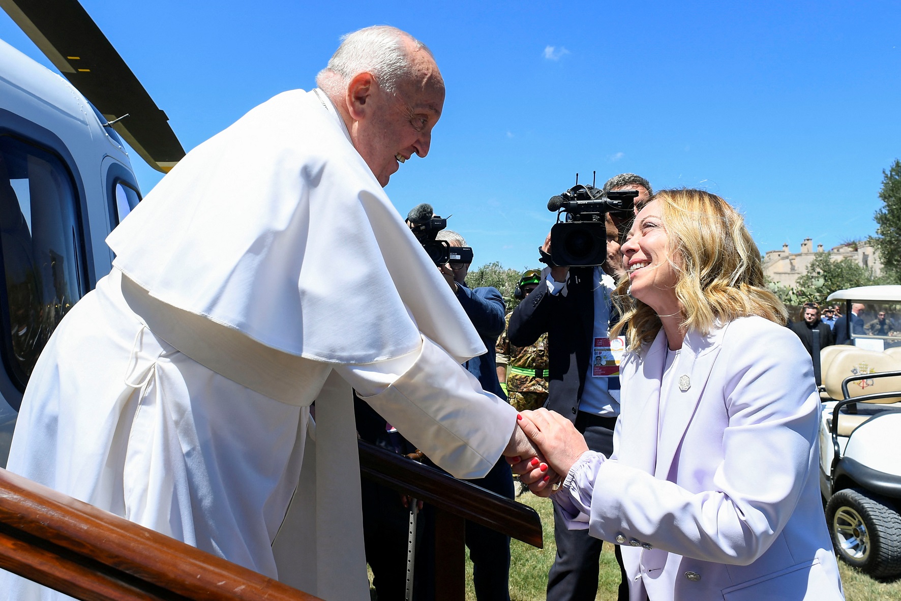 A chefe de governo italiana, Giorgia Meloni, saúda o Papa Francisco durante sua presença na Cúpula do G7, na Itália (Mídia do Vaticano)