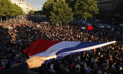 Indivíduos se congregam na Place de la Republique após os resultados preliminares no segundo turno das eleições parlamentares na França. 07/07/2024. (Foto: REUTERS/Abdul Saboor)