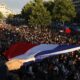 Indivíduos se congregam na Place de la Republique após os resultados preliminares no segundo turno das eleições parlamentares na França. 07/07/2024. (Foto: REUTERS/Abdul Saboor)