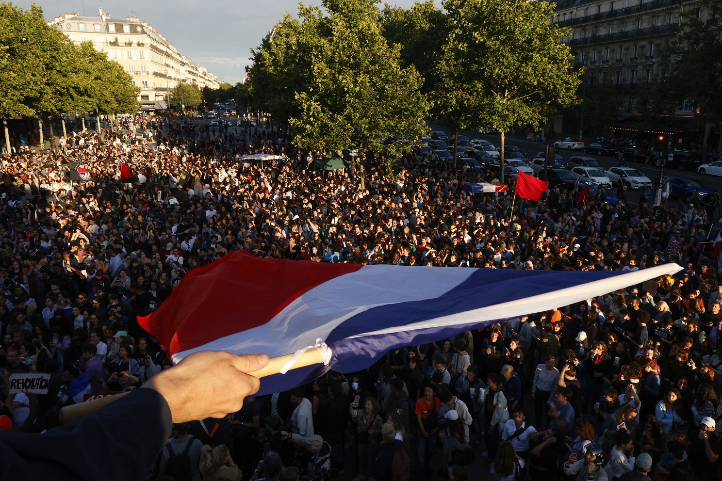 Indivíduos se congregam na Place de la Republique após os resultados preliminares no segundo turno das eleições parlamentares na França. 07/07/2024. (Foto: REUTERS/Abdul Saboor)