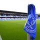 Imagem de bandeira do Everton no estádio Goodison Park, em Liverpool, no Reino Unido (REUTERS/Peter Powell)