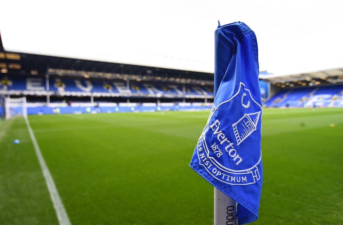 Imagem de bandeira do Everton no estádio Goodison Park, em Liverpool, no Reino Unido (REUTERS/Peter Powell)