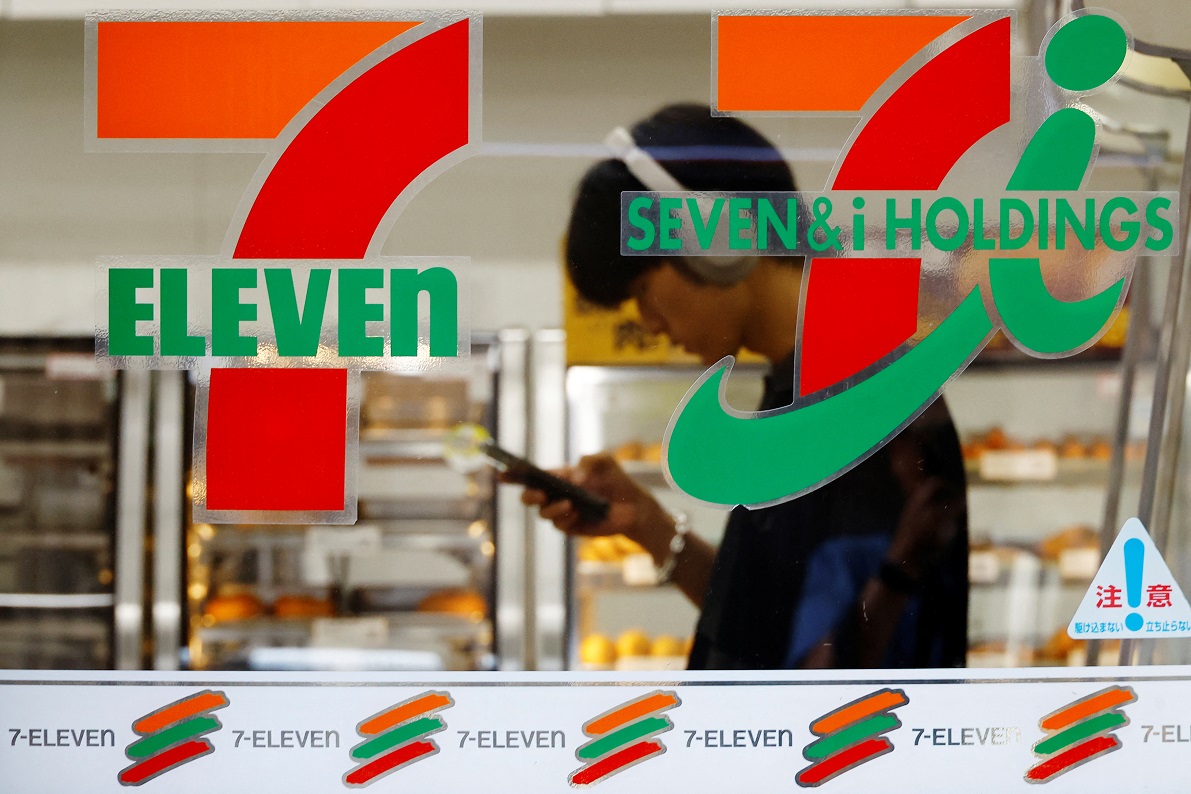 O emblema da Seven & I do Japão aparece em sua loja de conveniência 7-Eleven em Tóquio, Japão, em 19 de agosto de 2024. REUTERS/Kim Kyung-Hoon