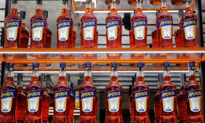 Frascos de Aperol durante a cerimônia de lançamento de um novo espaço de marca da Campari para o Aperol, seu produto de maior sucesso, em Veneza, Itália, 30 de agosto de 2021. REUTERS/Manuel Silvestri/Imagem de Arquivo