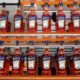 Frascos de Aperol durante a cerimônia de lançamento de um novo espaço de marca da Campari para o Aperol, seu produto de maior sucesso, em Veneza, Itália, 30 de agosto de 2021. REUTERS/Manuel Silvestri/Imagem de Arquivo