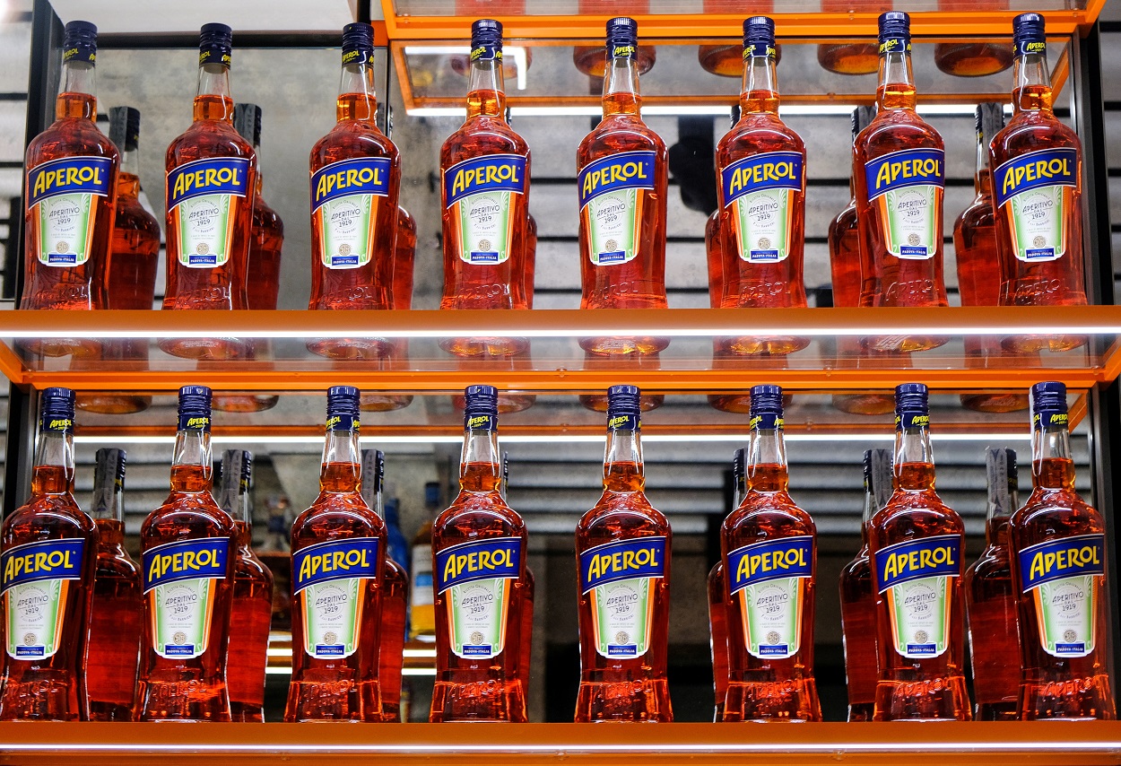 Frascos de Aperol durante a cerimônia de lançamento de um novo espaço de marca da Campari para o Aperol, seu produto de maior sucesso, em Veneza, Itália, 30 de agosto de 2021. REUTERS/Manuel Silvestri/Imagem de Arquivo