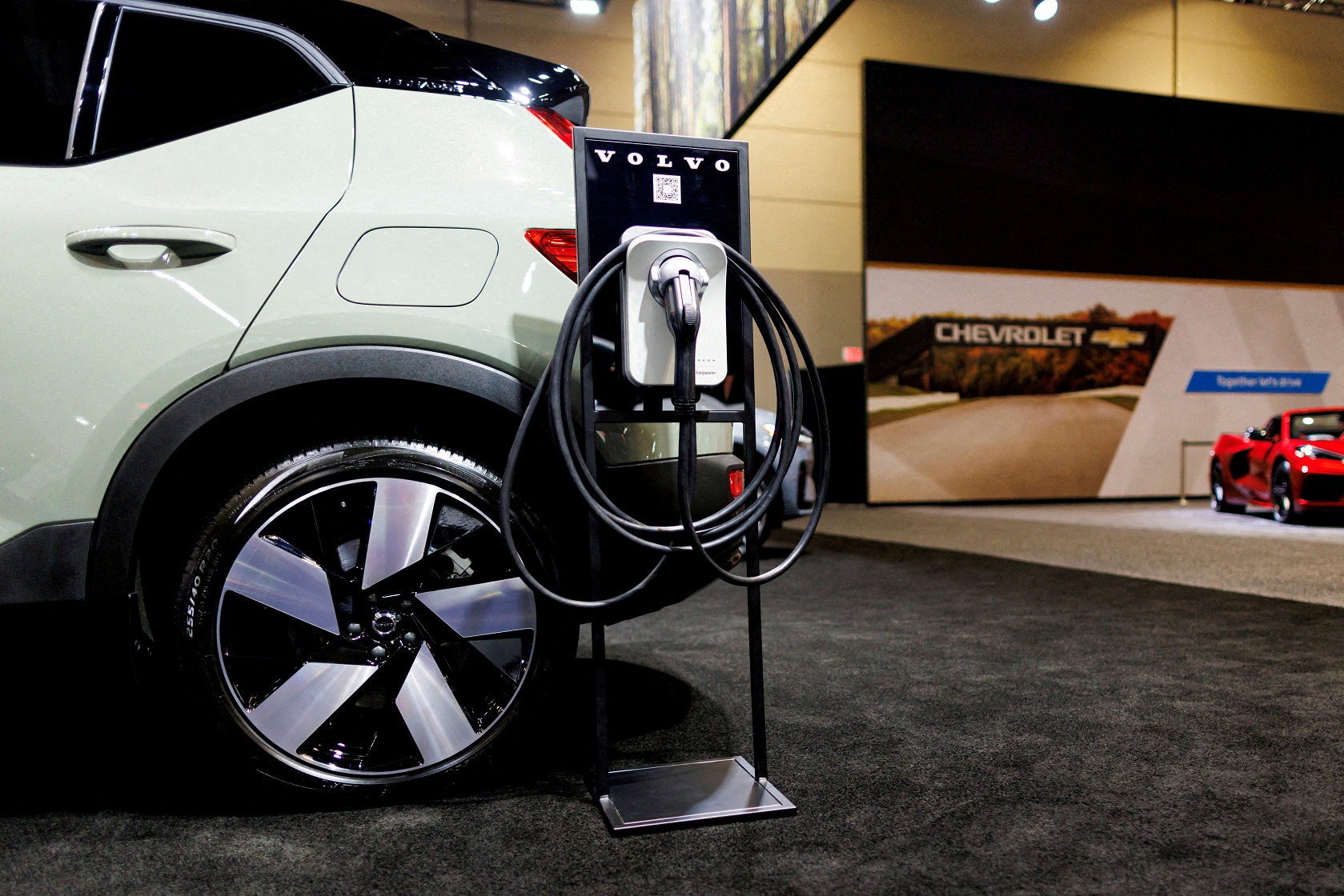 Uma estação de carregamento da Volvo para um automóvel elétrico no Canadian International Auto Show em Toronto, Ontário, Canadá, em 15 de fevereiro de 2024. REUTERS/Cole Burston/Imagem de Arquivo