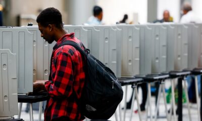 Cidadão registra seu voto em Denver, EUA, no dia 5 de março de 2024 (Michael Ciaglo/Bloomberg)