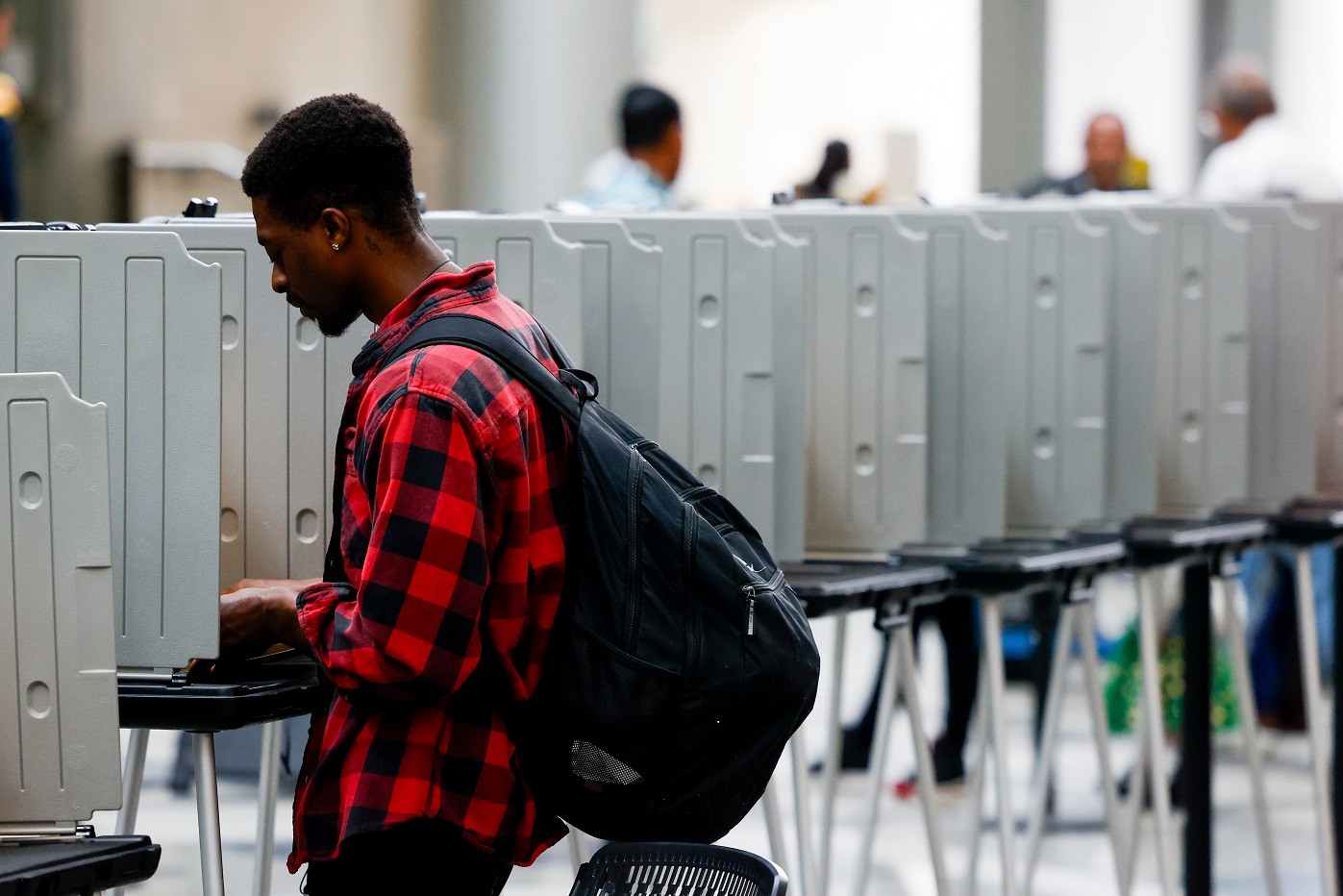 Cidadão registra seu voto em Denver, EUA, no dia 5 de março de 2024 (Michael Ciaglo/Bloomberg)