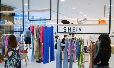 Vestimentas disponíveis na sede da Shein, em Cingapura. (Foto: Ore Huiying/Bloomberg)