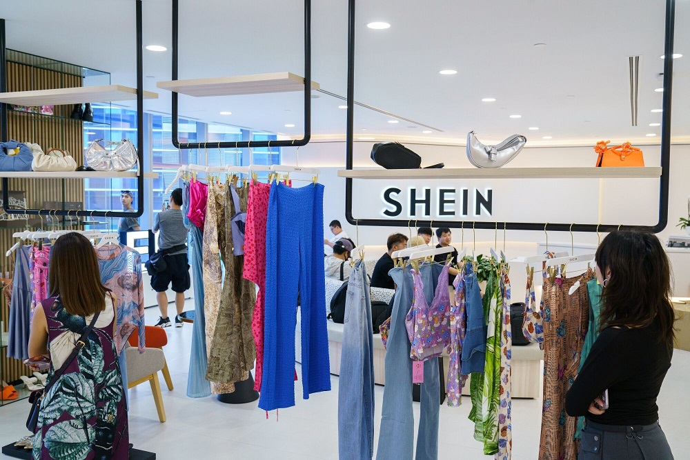 Vestimentas disponíveis na sede da Shein, em Cingapura. (Foto: Ore Huiying/Bloomberg)