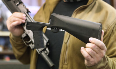 Um acessório "bump stock" que se encaixa em um rifle semiautomático (George Frey/Getty Images)