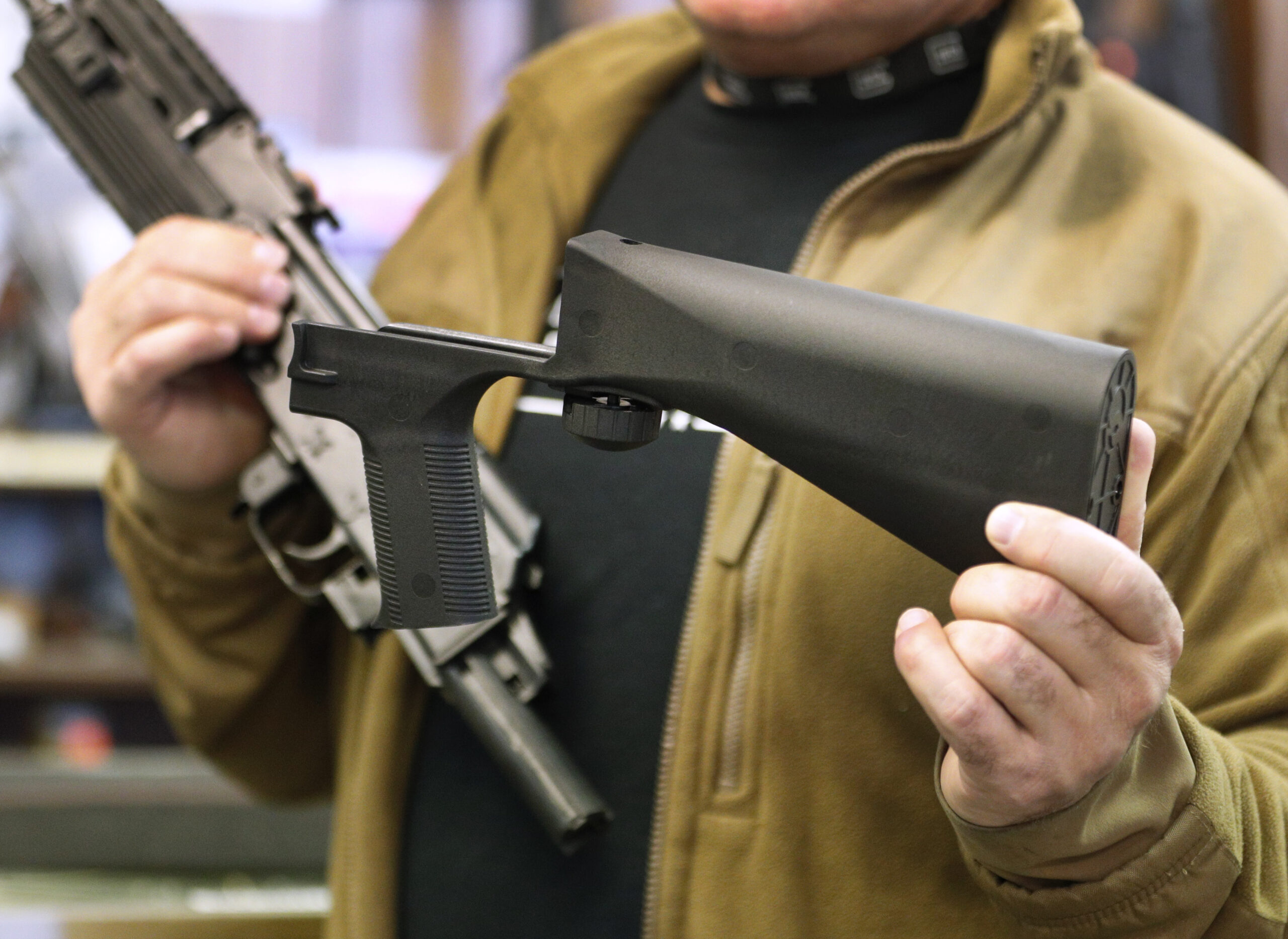 Um acessório "bump stock" que se encaixa em um rifle semiautomático (George Frey/Getty Images)