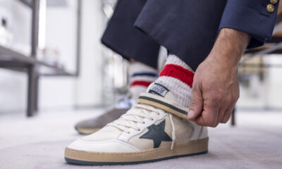 Um consumidor prova um par de tênis em uma loja da Golden Goose em Londres (Jason Alden/Bloomberg)