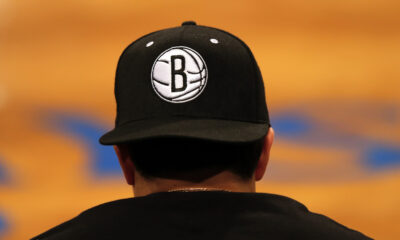 Emblema dos Brooklyn Nets em um chapéu durante o confronto com os Washington Wizards em um jogo de pré-temporada no Barclays Center em Nova York (Elsa/Getty Images)