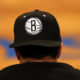 Emblema dos Brooklyn Nets em um chapéu durante o confronto com os Washington Wizards em um jogo de pré-temporada no Barclays Center em Nova York (Elsa/Getty Images)