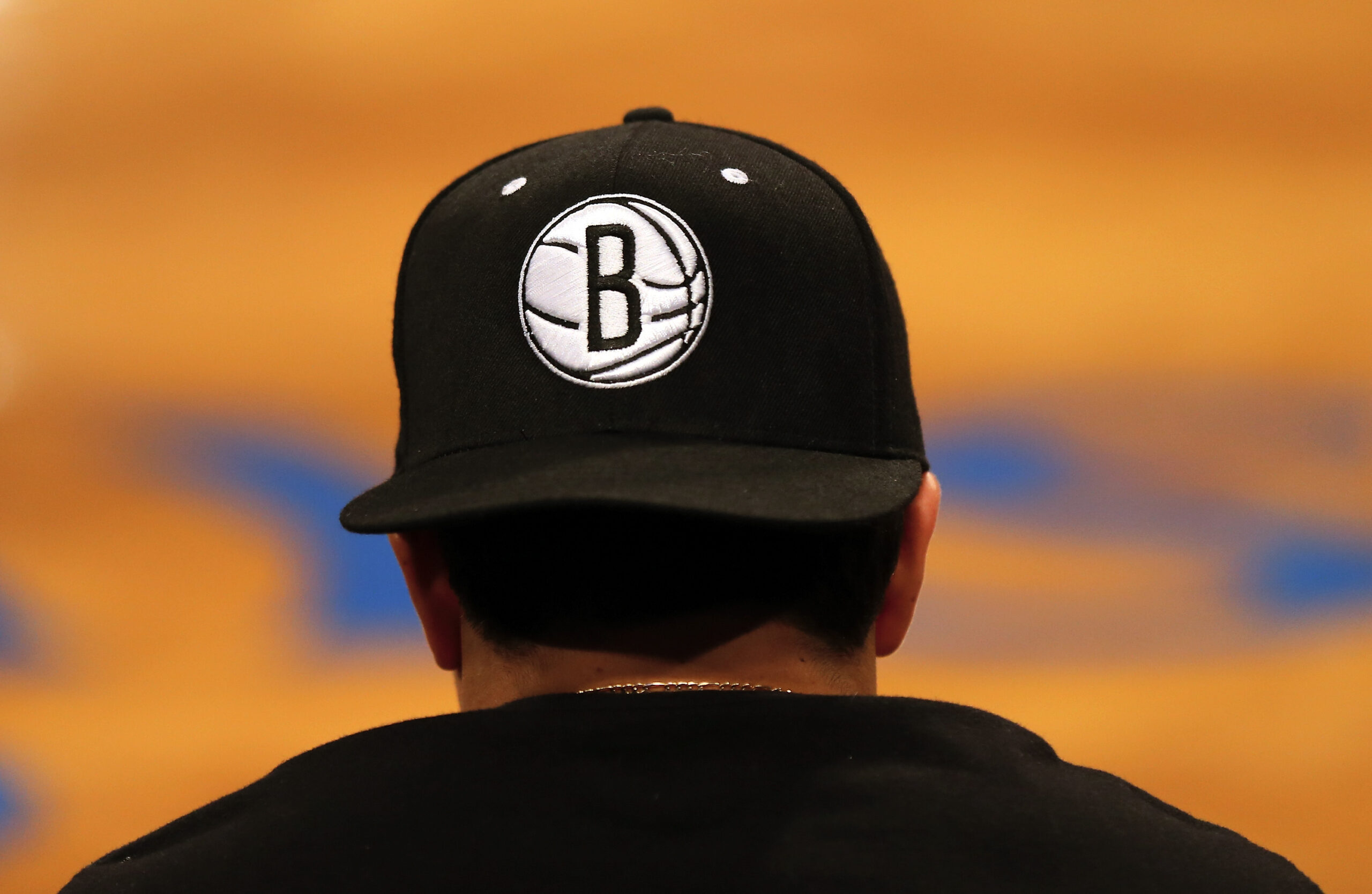 Emblema dos Brooklyn Nets em um chapéu durante o confronto com os Washington Wizards em um jogo de pré-temporada no Barclays Center em Nova York (Elsa/Getty Images)