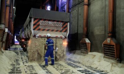 Operário descarrega açúcar de um veículo no terminal da Copersucar em Santos, Brasil (Patricia Monteiro/Bloomberg)