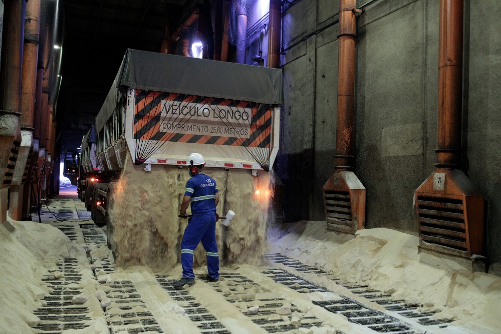 Operário descarrega açúcar de um veículo no terminal da Copersucar em Santos, Brasil (Patricia Monteiro/Bloomberg)