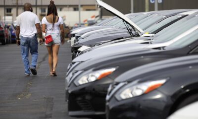 Consumidores adquirem automóveis de segunda mão em uma revendedora em Louisville, Kentucky (Luke Sharrett/Bloomberg)