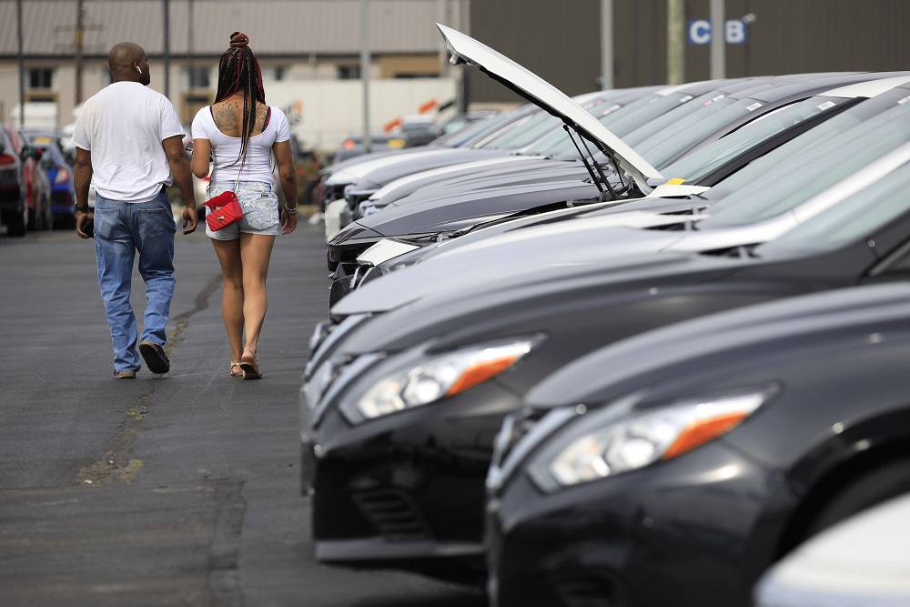 Consumidores adquirem automóveis de segunda mão em uma revendedora em Louisville, Kentucky (Luke Sharrett/Bloomberg)