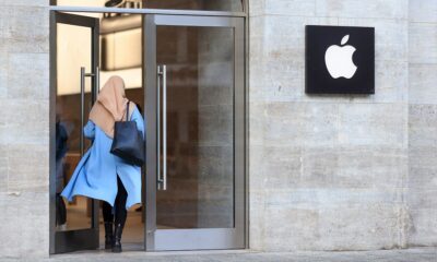 Um consumidor adentra uma loja da Apple durante a Black Friday em Berlim, Alemanha (Krisztian Bocsi/Bloomberg)