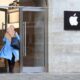 Um consumidor adentra uma loja da Apple durante a Black Friday em Berlim, Alemanha (Krisztian Bocsi/Bloomberg)