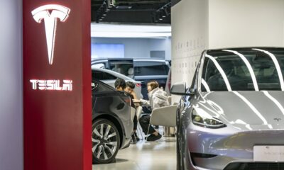 Consumidores dentro de uma loja Tesla em Xangai, China, na segunda-feira, 29 de abril de 2024 (Qilai Shen/Bloomberg)