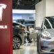 Consumidores dentro de uma loja Tesla em Xangai, China, na segunda-feira, 29 de abril de 2024 (Qilai Shen/Bloomberg)