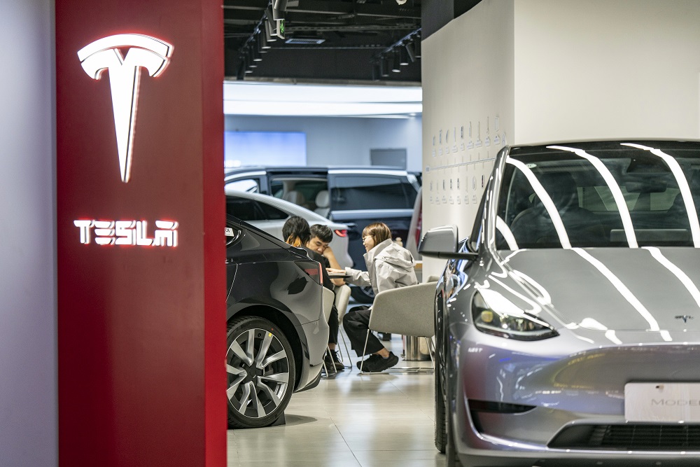 Consumidores dentro de uma loja Tesla em Xangai, China, na segunda-feira, 29 de abril de 2024 (Qilai Shen/Bloomberg)