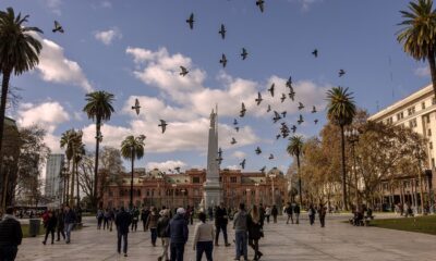 Visitantes e transeuntes na Plaza de Mayo em Buenos Aires, Argentina. (Foto: Sarah Pabst/Bloomberg)