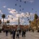 Visitantes e transeuntes na Plaza de Mayo em Buenos Aires, Argentina. (Foto: Sarah Pabst/Bloomberg)