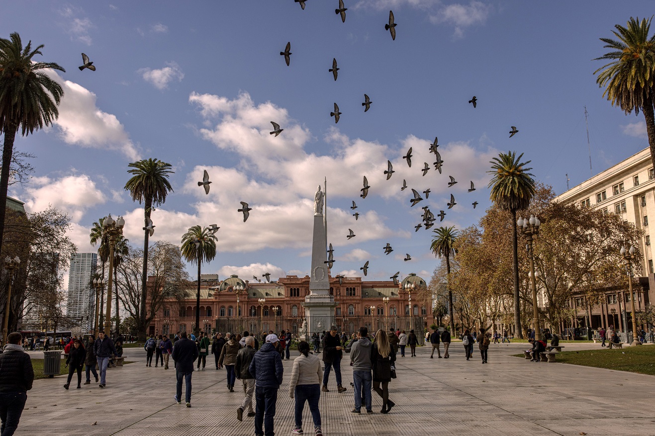 Visitantes e transeuntes na Plaza de Mayo em Buenos Aires, Argentina. (Foto: Sarah Pabst/Bloomberg)