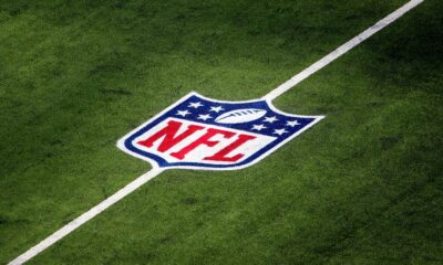 Uma panorâmica do emblema da NFL no gramado é visualizada antes da partida entre o Arizona Cardinals e o Los Angeles Rams no SoFi Stadium em 3 de outubro de 2021 em Inglewood, Califórnia. (Foto de Katelyn Mulcahy/Getty Images)