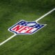 Uma panorâmica do emblema da NFL no gramado é visualizada antes da partida entre o Arizona Cardinals e o Los Angeles Rams no SoFi Stadium em 3 de outubro de 2021 em Inglewood, Califórnia. (Foto de Katelyn Mulcahy/Getty Images)