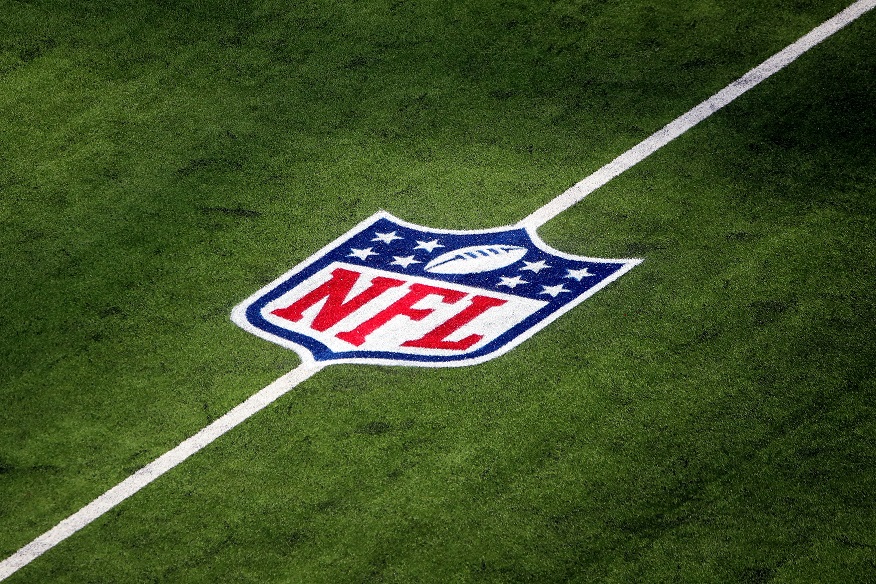 Uma panorâmica do emblema da NFL no gramado é visualizada antes da partida entre o Arizona Cardinals e o Los Angeles Rams no SoFi Stadium em 3 de outubro de 2021 em Inglewood, Califórnia. (Foto de Katelyn Mulcahy/Getty Images)