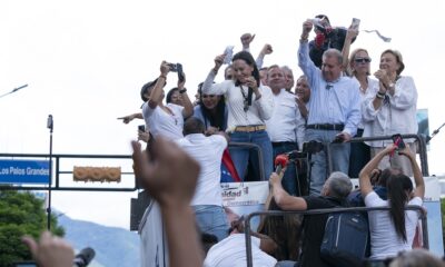 Maria Corina Machado e Edmundo Gonzalez em um evento político após as eleições na terça-feira (Andrea Hernandez Briceno/Bloomberg)