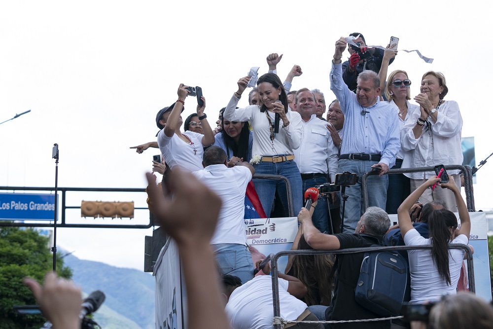 Maria Corina Machado e Edmundo Gonzalez em um evento político após as eleições na terça-feira (Andrea Hernandez Briceno/Bloomberg)