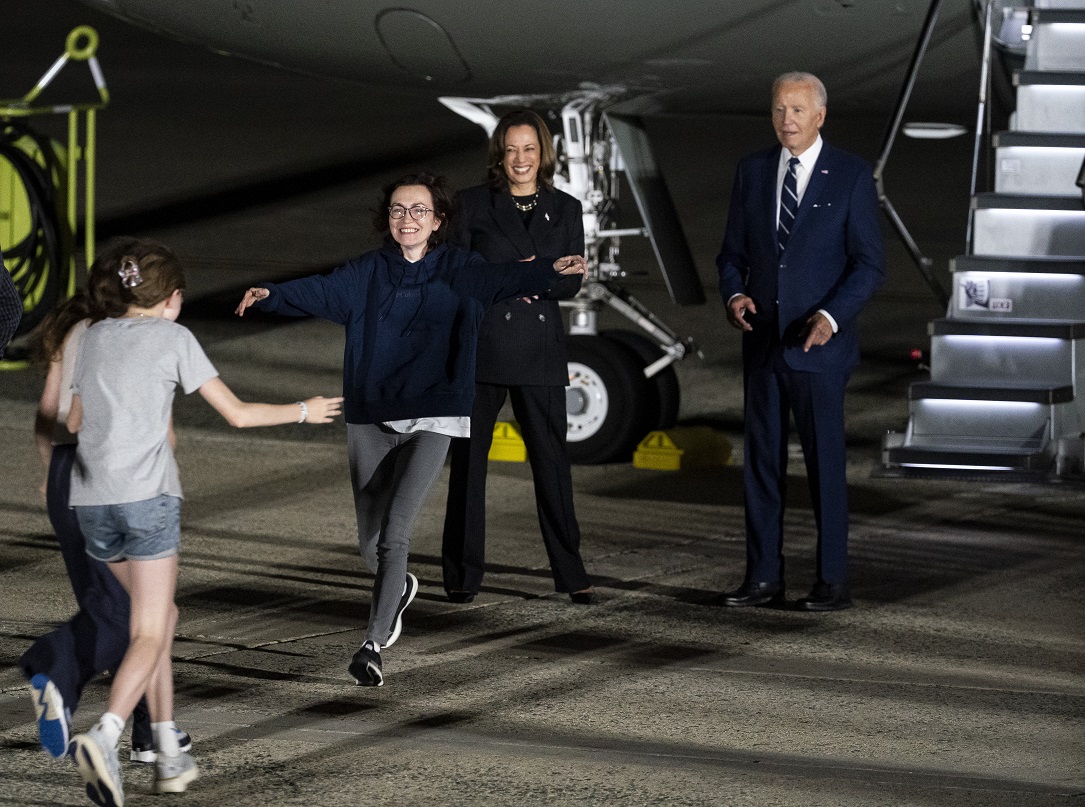 Alsu Kurmasheva corre na direção de sua família ao desembarcar na Base Conjunta Andrews (Andrew Harnik/Getty Images)