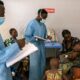 Profissionais de saúde com crianças recebendo tratamento para mpox em uma sala de terapia no centro de tratamento de mpox de Munigi, em Kivu do Norte, República Democrática do Congo, em 17 de agosto (Arlette Bashizi/Bloomberg)