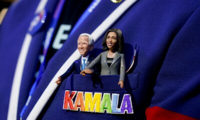 Uma delegada transporta estatuetas de Joe Biden e Kamala Harris durante a DNC em Chicago, no dia 19 de agosto. Fotógrafo: Al Drago/Bloomberg