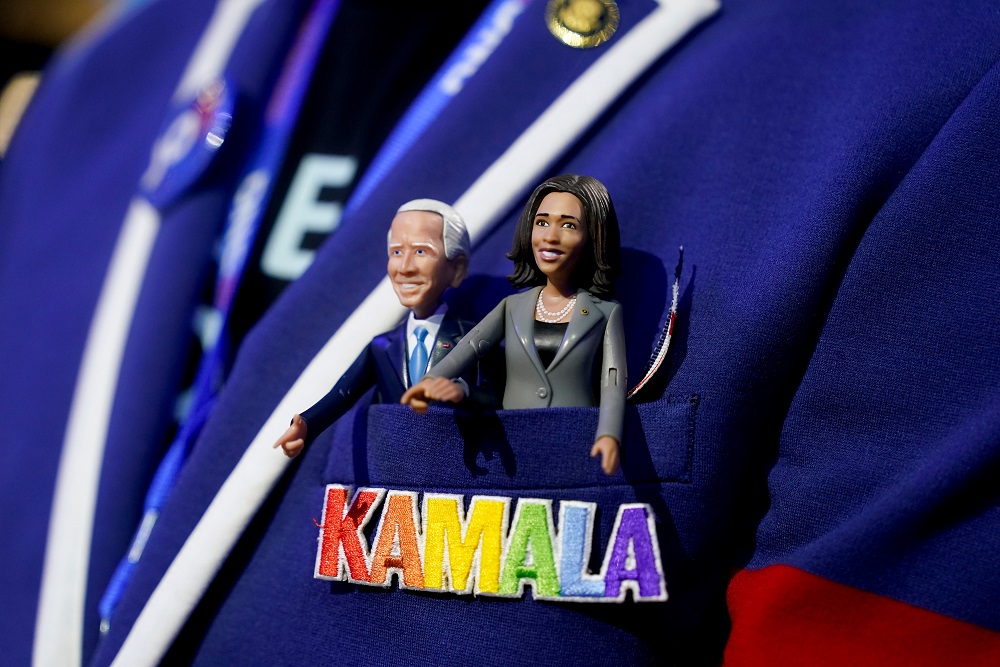 Uma delegada transporta estatuetas de Joe Biden e Kamala Harris durante a DNC em Chicago, no dia 19 de agosto. Fotógrafo: Al Drago/Bloomberg